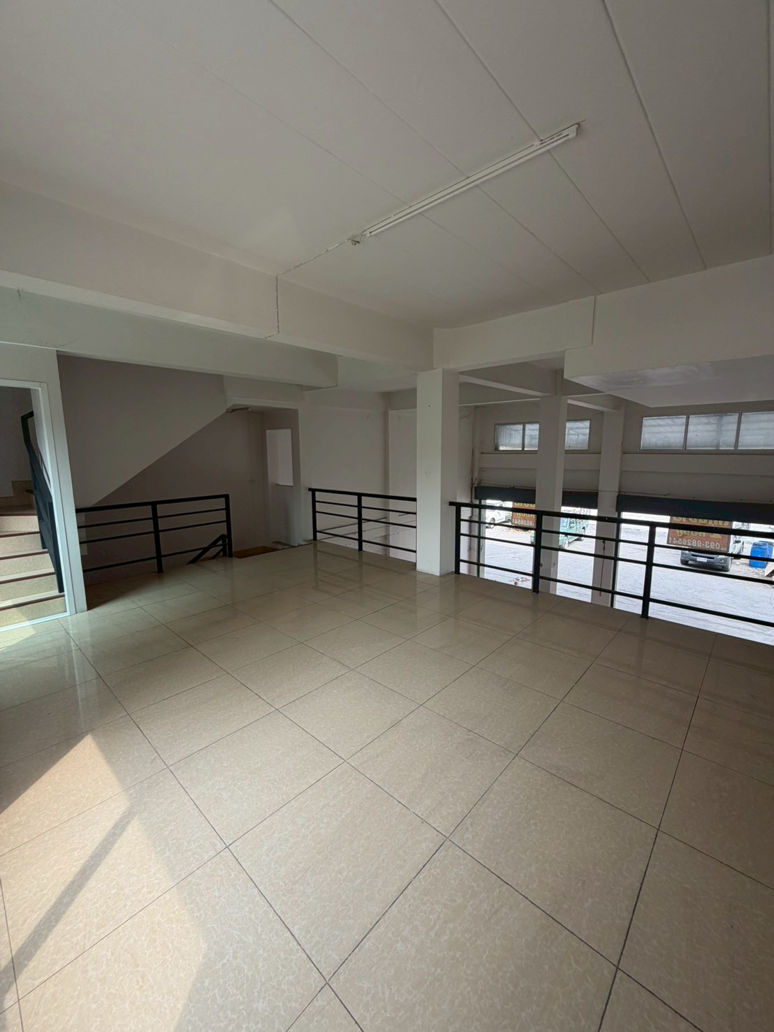 ขายอาคารพาณิชย์ 2 คูหา 3 ชั้น พร้อมชั้นลอย ทำเลดี ใกล้ตลาดไท อ.คลองหลวง จ.ปทุมธานี