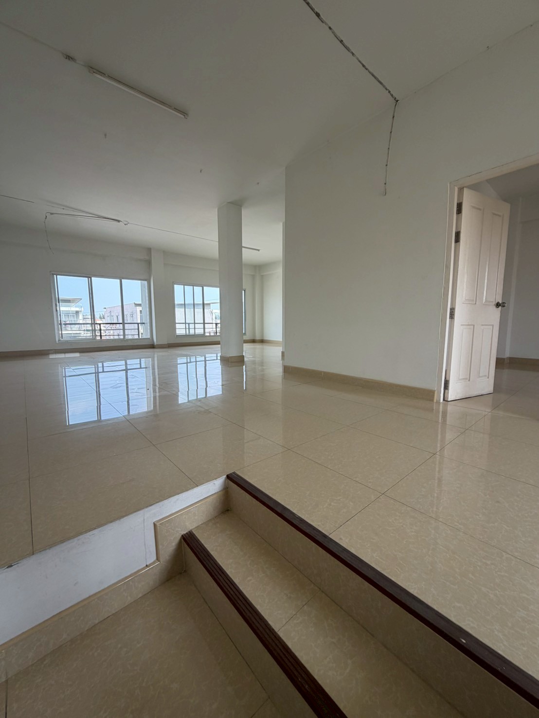 ขายอาคารพาณิชย์ 2 คูหา 3 ชั้น พร้อมชั้นลอย ทำเลดี ใกล้ตลาดไท อ.คลองหลวง จ.ปทุมธานี