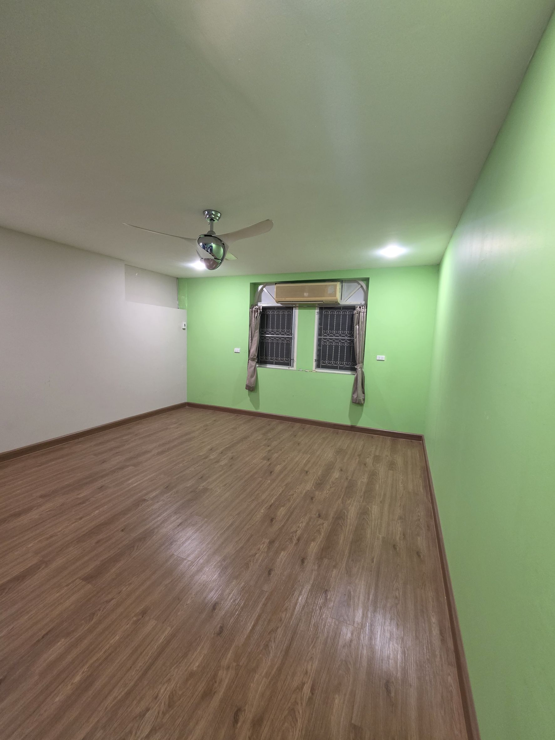 ขายด่วน ทาวน์เฮ้าส์หลังมุม พื้นที่กว้าง 35 ตร.วา ใกล้ MRT จรัญ 13