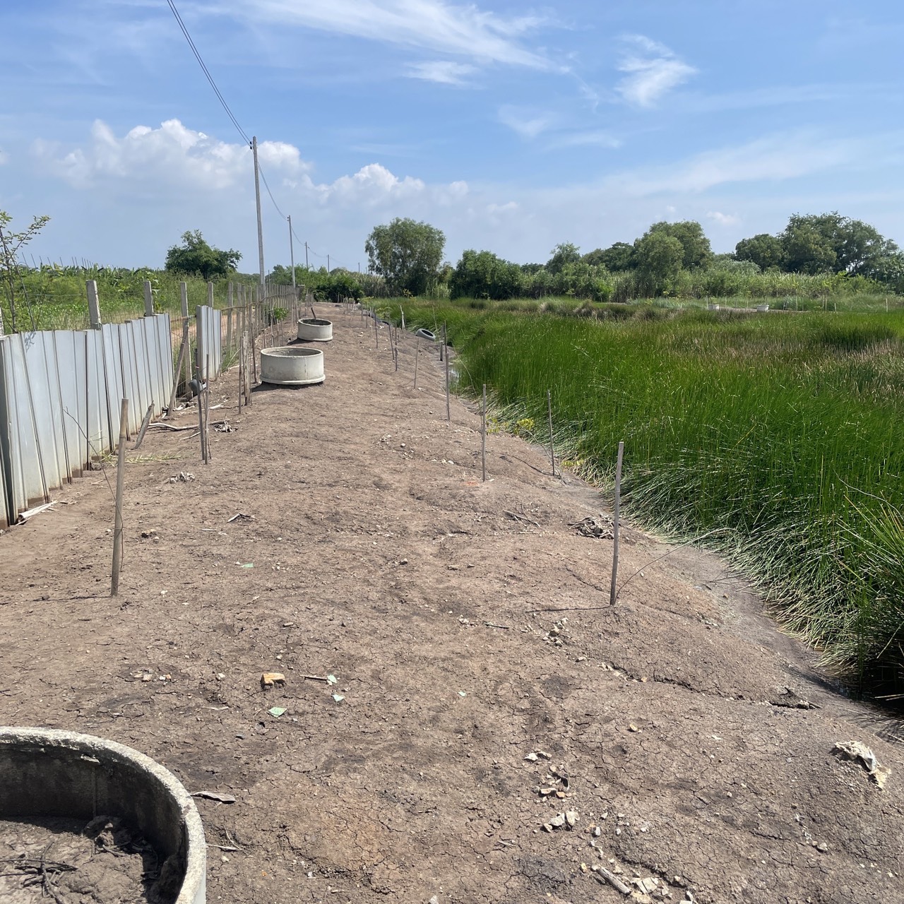 ขายที่ดินเปล่า 4 ไร่ ถมแล้ว ล้อมรั้ว มีบ่อน้ำ ราคาดี ทำเลกำลังโต