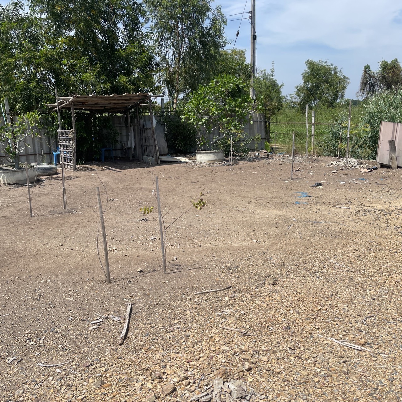 ขายที่ดินเปล่า 4 ไร่ ถมแล้ว ล้อมรั้ว มีบ่อน้ำ ราคาดี ทำเลกำลังโต