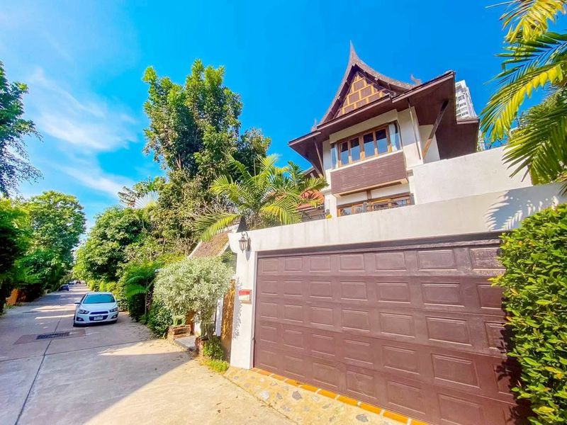 ขายด่วนบ้านดาราวดี พูลวิลล่า พัทยาใกล้หาดนาจอมเทียน ใกล้ทะเล 50 เมตร บรรกาศร่มรื่นย์