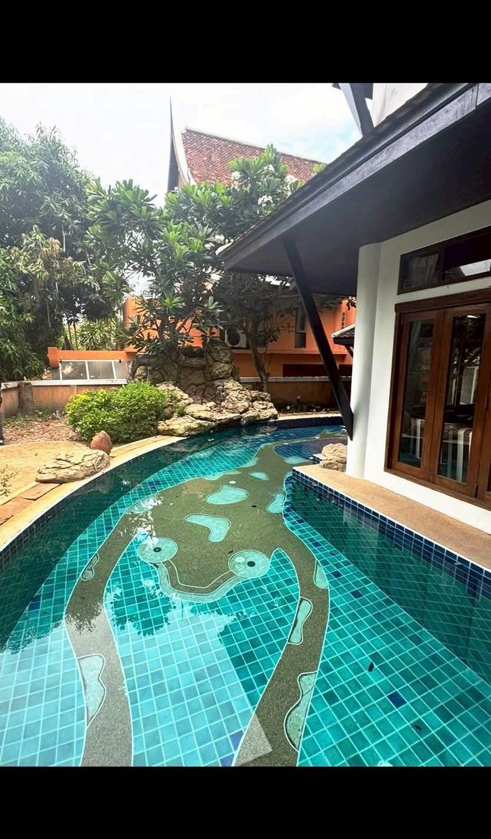 ขายด่วนบ้านดาราวดี พูลวิลล่า พัทยาใกล้หาดนาจอมเทียน ใกล้ทะเล 50 เมตร บรรกาศร่มรื่นย์