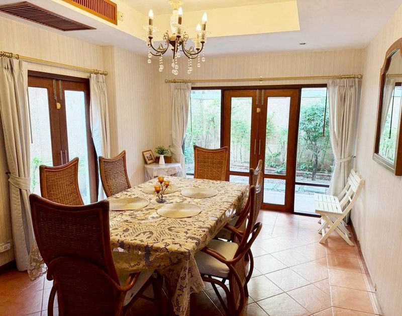 ขายด่วนบ้านดาราวดี พูลวิลล่า พัทยาใกล้หาดนาจอมเทียน ใกล้ทะเล 50 เมตร บรรกาศร่มรื่นย์