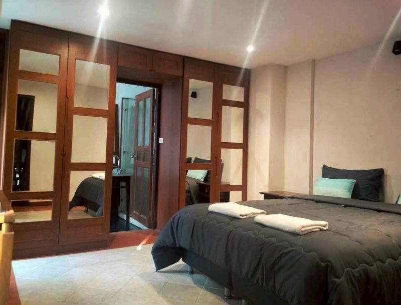 ขายด่วนบ้านดาราวดี พูลวิลล่า พัทยาใกล้หาดนาจอมเทียน ใกล้ทะเล 50 เมตร บรรกาศร่มรื่นย์