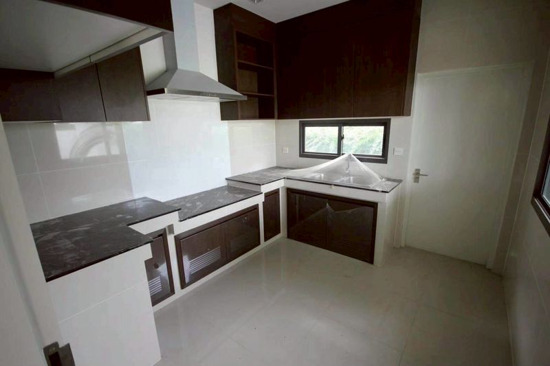 ขายบ้านเศรษฐสิริกรุงเทพกรีฑาแปลงหัวมุม  หันทิศเหนือ บ้านใหม่ยังไม่เคยเข้าอยู่ ราคาดีทำเลดีมากติดต่อผึ้งรติ0619419639 