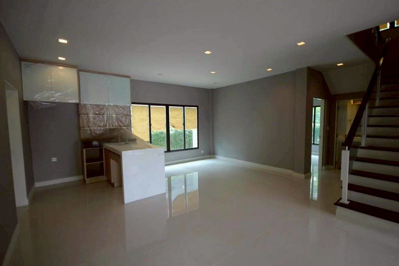 ขายบ้านเศรษฐสิริกรุงเทพกรีฑาแปลงหัวมุม  หันทิศเหนือ บ้านใหม่ยังไม่เคยเข้าอยู่ ราคาดีทำเลดีมากติดต่อผึ้งรติ0619419639 