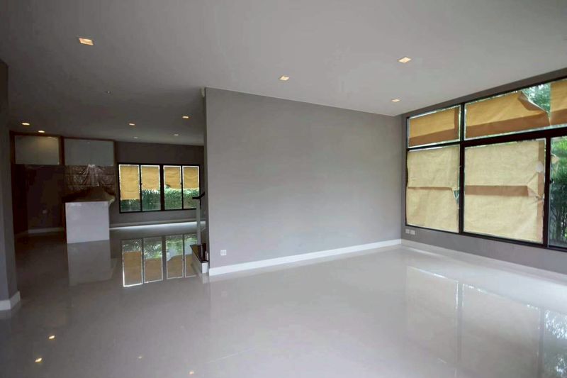 ขายบ้านเศรษฐสิริกรุงเทพกรีฑาแปลงหัวมุม  หันทิศเหนือ บ้านใหม่ยังไม่เคยเข้าอยู่ ราคาดีทำเลดีมากติดต่อผึ้งรติ0619419639 