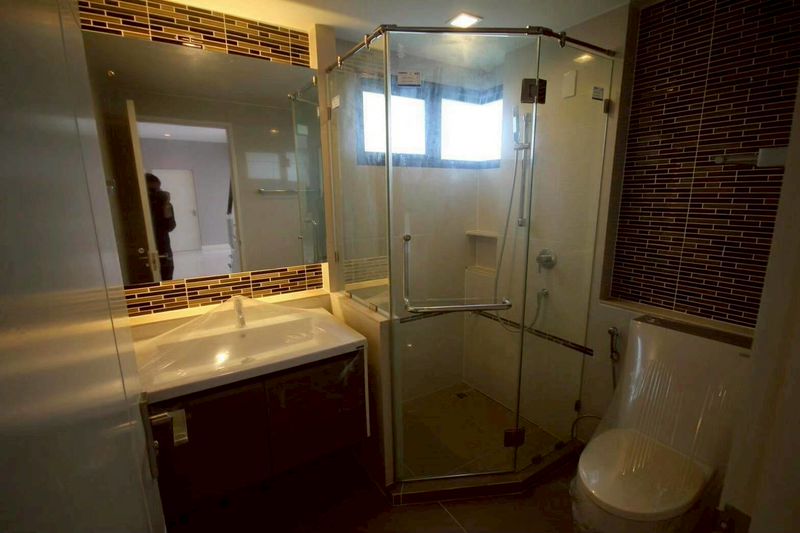 ขายบ้านเศรษฐสิริกรุงเทพกรีฑาแปลงหัวมุม  หันทิศเหนือ บ้านใหม่ยังไม่เคยเข้าอยู่ ราคาดีทำเลดีมากติดต่อผึ้งรติ0619419639 