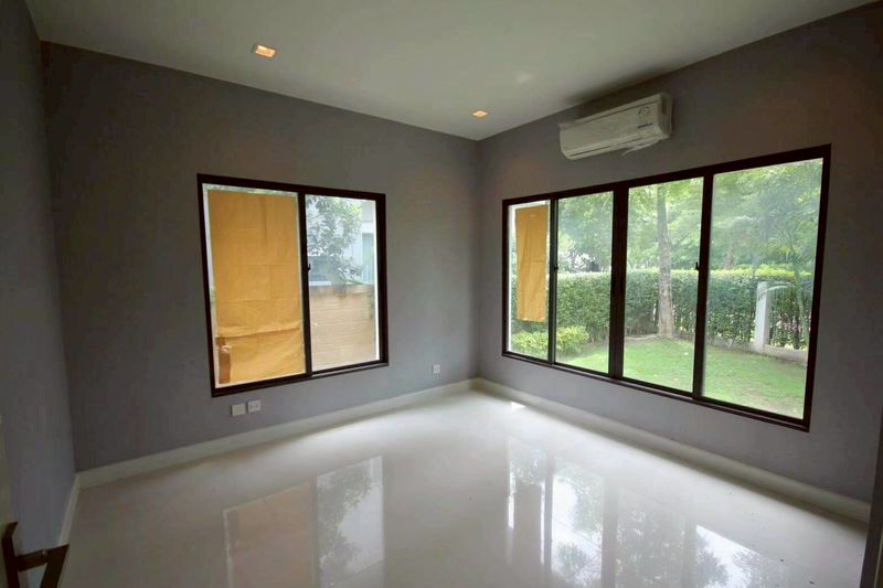 ขายบ้านเศรษฐสิริกรุงเทพกรีฑาแปลงหัวมุม  หันทิศเหนือ บ้านใหม่ยังไม่เคยเข้าอยู่ ราคาดีทำเลดีมากติดต่อผึ้งรติ0619419639 