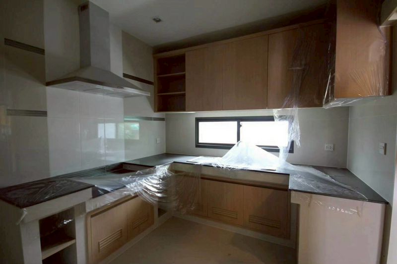 ขายบ้านเศรษฐสิริกรุงเทพกรีฑาแปลงหัวมุม  หันทิศเหนือ บ้านใหม่ยังไม่เคยเข้าอยู่ ราคาดีทำเลดีมากติดต่อผึ้งรติ0619419639 