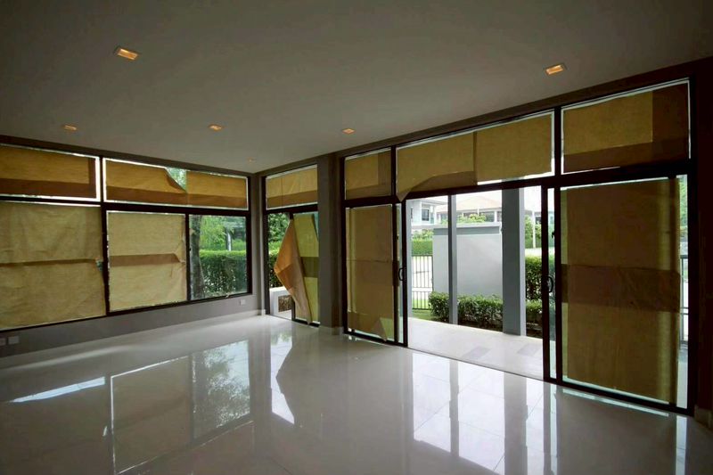 ขายบ้านเศรษฐสิริกรุงเทพกรีฑาแปลงหัวมุม  หันทิศเหนือ บ้านใหม่ยังไม่เคยเข้าอยู่ ราคาดีทำเลดีมากติดต่อผึ้งรติ0619419639 