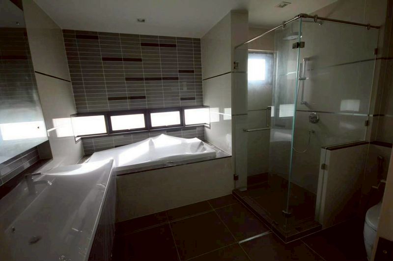 ขายบ้านเศรษฐสิริกรุงเทพกรีฑาแปลงหัวมุม  หันทิศเหนือ บ้านใหม่ยังไม่เคยเข้าอยู่ ราคาดีทำเลดีมากติดต่อผึ้งรติ0619419639 