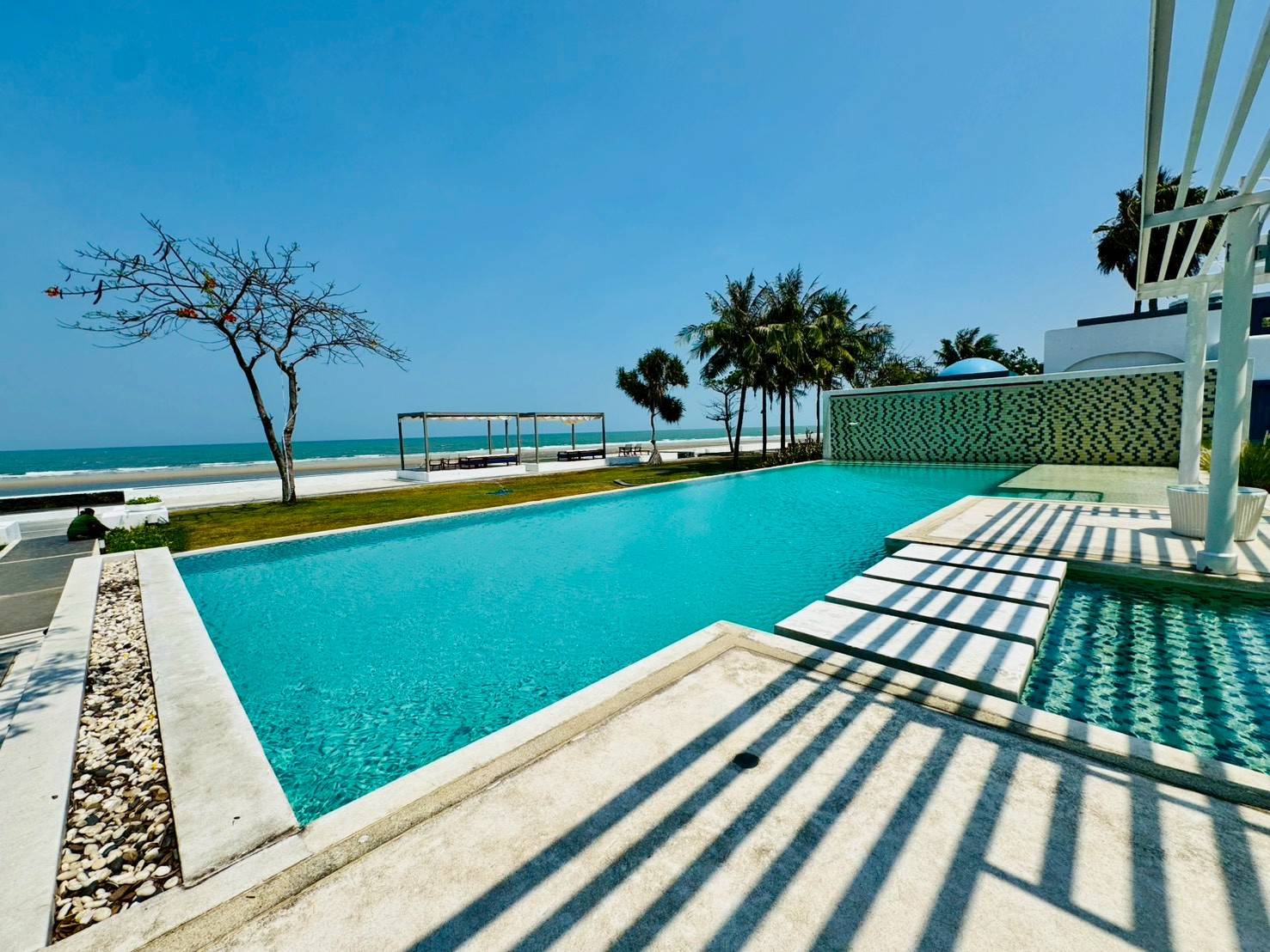 ขายคอนโดหรูติดสระ ก้าวเดียวลงน้ำได้เลย! โครงการ The Crest Santora Hua Hin