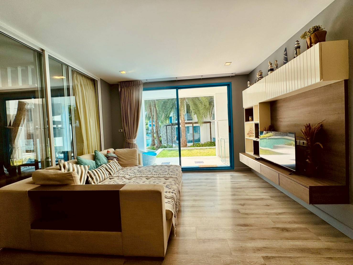 ขายคอนโดหรูติดสระ ก้าวเดียวลงน้ำได้เลย! โครงการ The Crest Santora Hua Hin