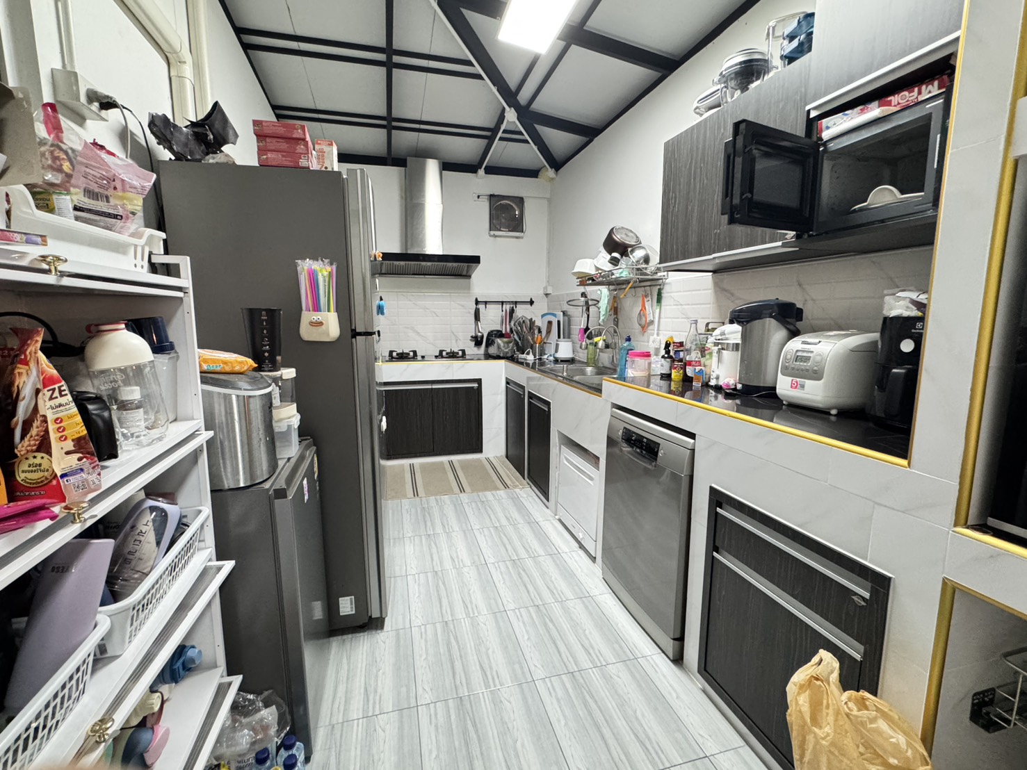 ขายทาวน์โฮม 2 ชั้น หมู่บ้านไอดีไซน์ ทำเลดี ใกล้ซาฟารีเวิลล์ เขตคลองสามวา กรุงเทพมหานคร