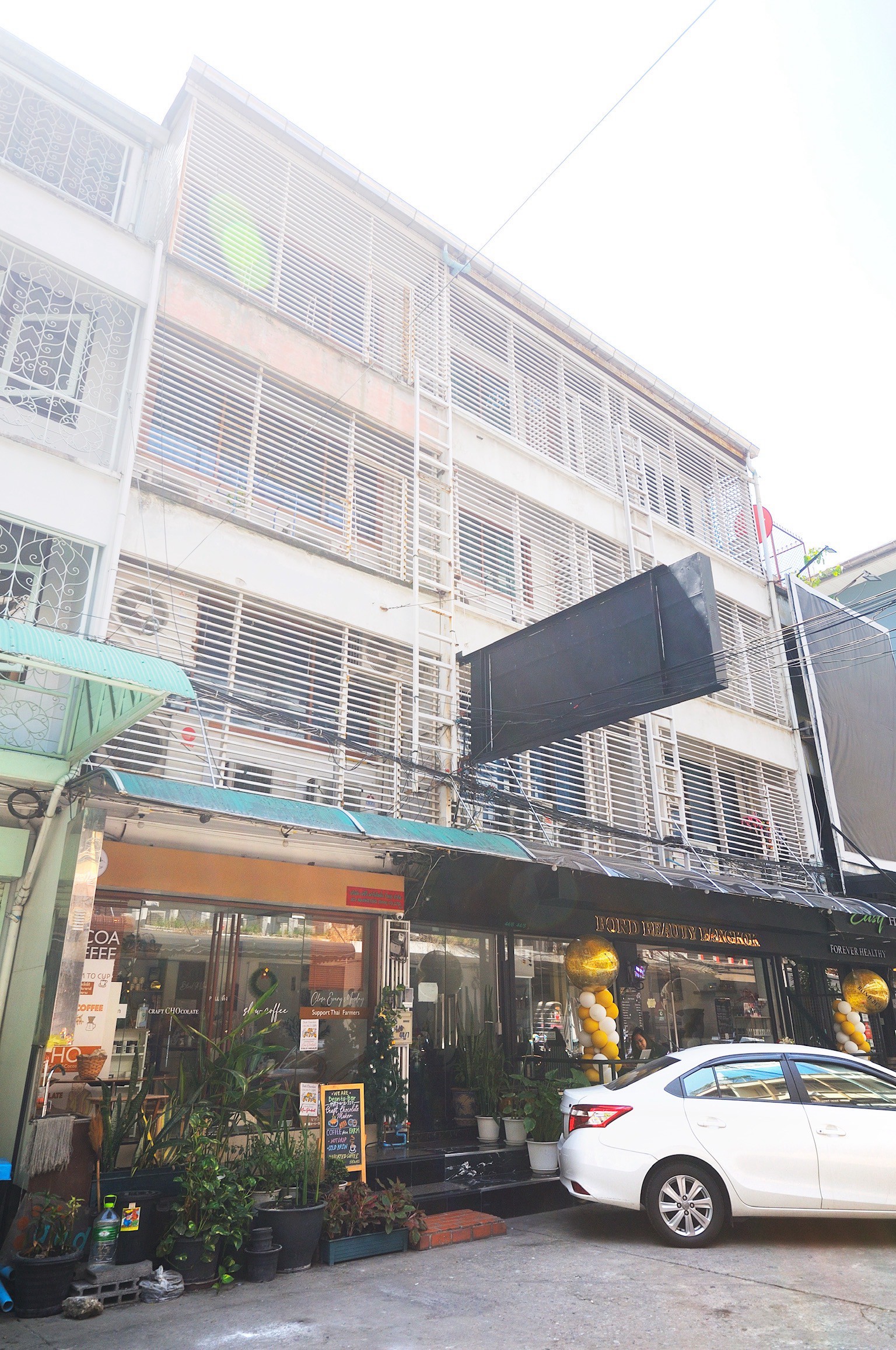 ขายอาคารพาณิชย์ 4 ชั้น ทำเลดี ใกล้ BTS อโศก และ มศว เพียง 850 ม.  ผู้เช่าเต็ม 100% ผลตอบแทนทันที!