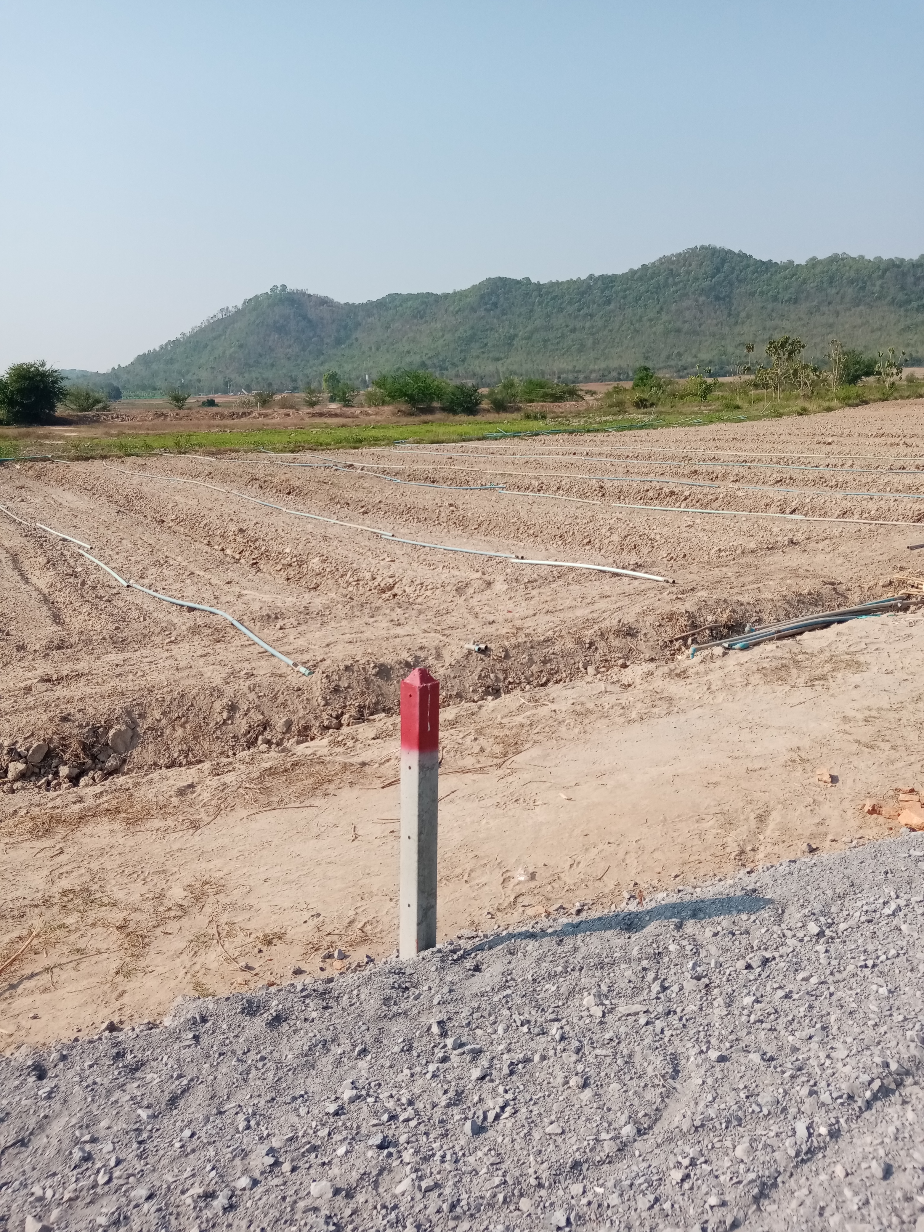 ร้อนนี้…หนีเมือง มามี “บ้านสวนในฝัน” กันไหม ที่ดินเชิงเขาสวยๆ บรรยากาศสงบ ที่ท่าม่วง กาญจนบุรี