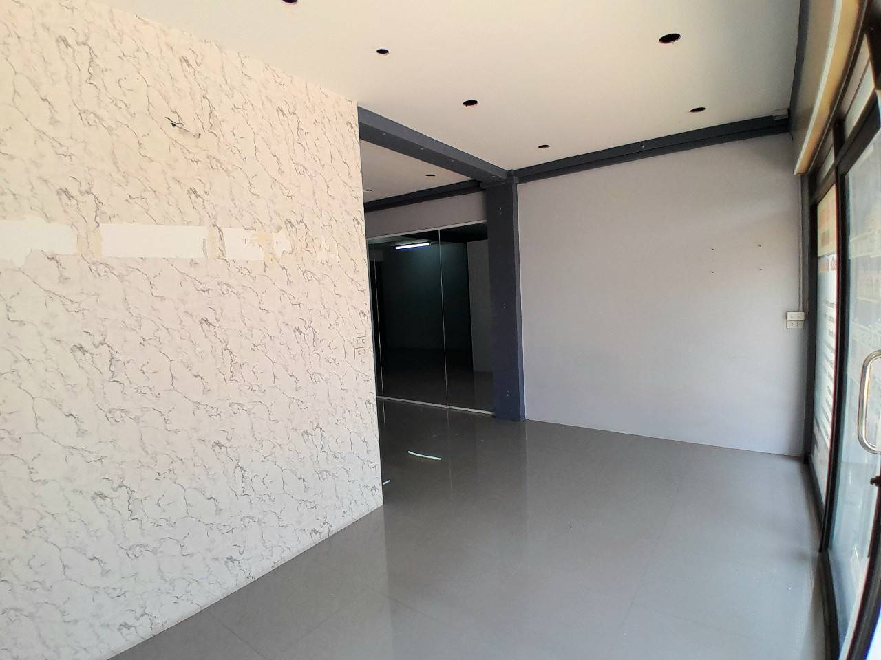 ขายอาคารพาณิชย์ 4 ชั้น พร้อมผู้เช่า ทำเลสวนผัก 32 ใกล้สะพานกรุงนนท์