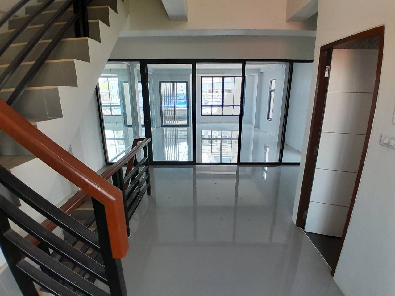 ขายอาคารพาณิชย์ 4 ชั้น พร้อมผู้เช่า ทำเลสวนผัก 32 ใกล้สะพานกรุงนนท์