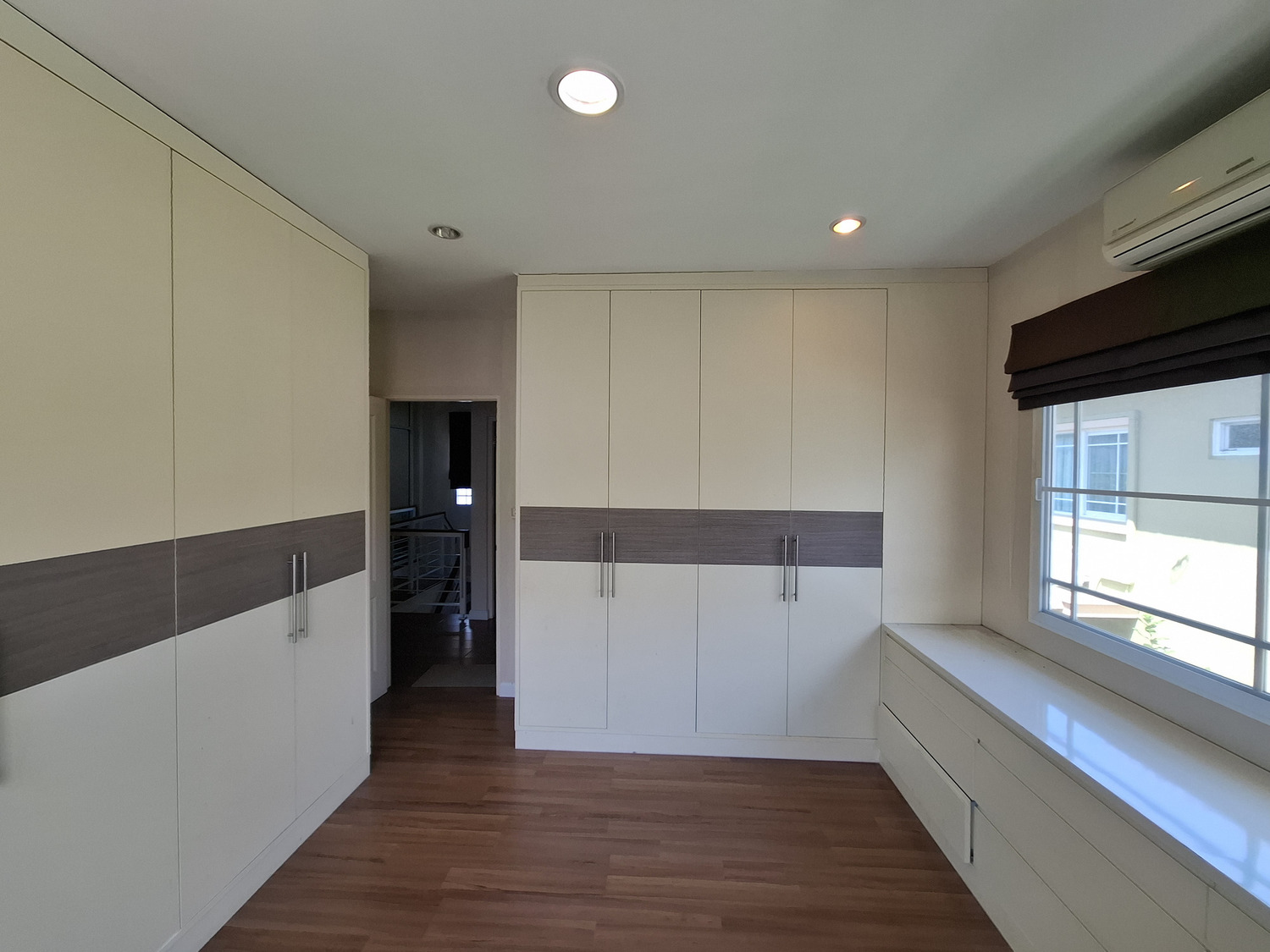 ขายบ้านเดี่ยวหรู พร้อมอยู่ ในโครงการ มัณฑนา พระราม 9 – ศรีนครินทร์ ✨ แบบบ้าน Onyx จากแบรนด์คุณภาพ Land & Houses บนทำเลศักยภาพ ใกล้เมือง เดินทางสะดวกหลายเส้นทาง พร้อมเฟอร์นิเจอร์บิวท์อินครบ และแอร์ 5 เครื่อ