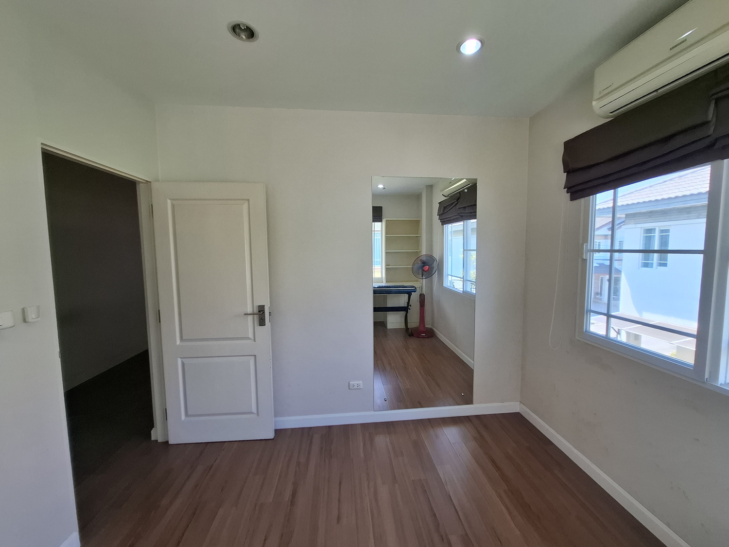 ขายบ้านเดี่ยวหรู พร้อมอยู่ ในโครงการ มัณฑนา พระราม 9 – ศรีนครินทร์ ✨ แบบบ้าน Onyx จากแบรนด์คุณภาพ Land & Houses บนทำเลศักยภาพ ใกล้เมือง เดินทางสะดวกหลายเส้นทาง พร้อมเฟอร์นิเจอร์บิวท์อินครบ และแอร์ 5 เครื่อ