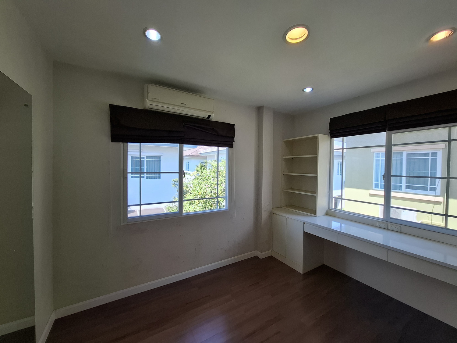 ขายบ้านเดี่ยวหรู พร้อมอยู่ ในโครงการ มัณฑนา พระราม 9 – ศรีนครินทร์ ✨ แบบบ้าน Onyx จากแบรนด์คุณภาพ Land & Houses บนทำเลศักยภาพ ใกล้เมือง เดินทางสะดวกหลายเส้นทาง พร้อมเฟอร์นิเจอร์บิวท์อินครบ และแอร์ 5 เครื่อ