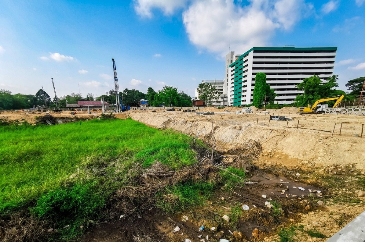 โอกาสทอง! ขายที่ดินผืนงามใจกลางเมืองจันทบุรี (ผังเมืองสีส้ม) ทำเลศักยภาพ จะสร้างบ้านพักอาศัย อพาร์ตเมนต์ หรือเก็งกำไรก็คุ้มค่า!