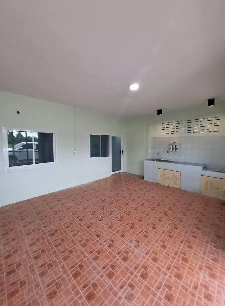 ขายทาวน์เฮ้าส์ชั้นเดียว หมู่บ้านอิสระ เกาะขวางจันทบุรี บ้านต่อเติมเต็มพื้นที่ รีโนเวทแล้ว พร้อมอยู่  