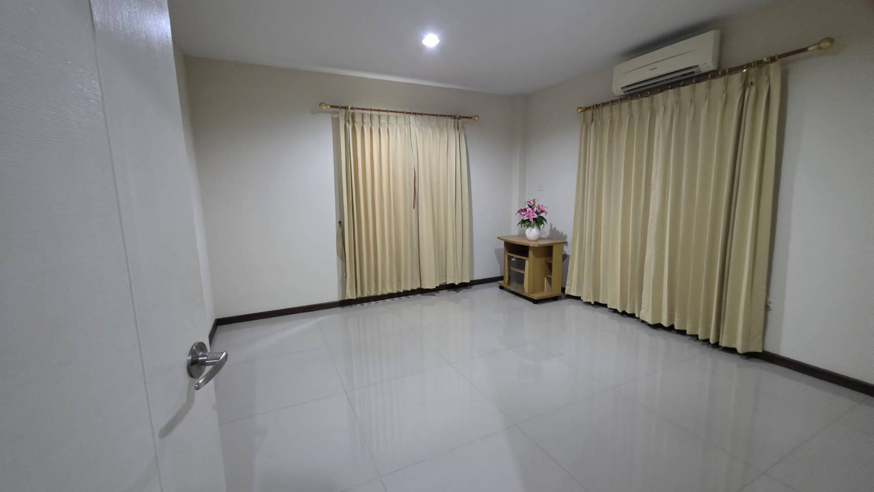 ขายด่วน เจ้าของขายเอง ขายบ้านเดี่ยว 2 ชั้น พร้อมที่ดินเปล่ามีโฉนด รวมพื้นที่ 120 ตร.วา (บ้านหลังมุม) 