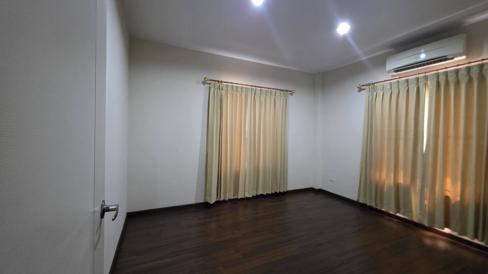 ขายด่วน เจ้าของขายเอง ขายบ้านเดี่ยว 2 ชั้น พร้อมที่ดินเปล่ามีโฉนด รวมพื้นที่ 120 ตร.วา (บ้านหลังมุม) 