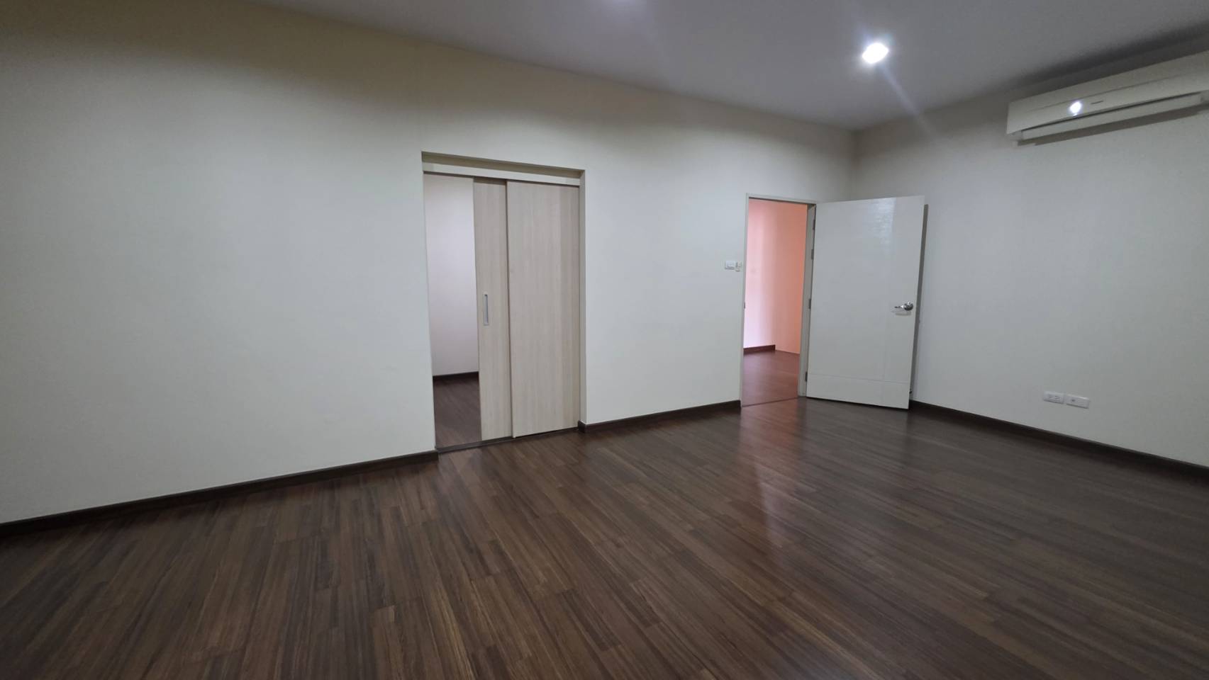 ขายด่วน เจ้าของขายเอง ขายบ้านเดี่ยว 2 ชั้น พร้อมที่ดินเปล่ามีโฉนด รวมพื้นที่ 120 ตร.วา (บ้านหลังมุม) 