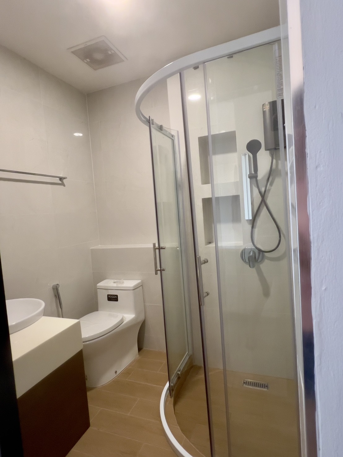 ขายทาวน์เฮาส์ 2 ชั้น รีโนเวทใหม่  ทำเลดี ใกล้เซ็นทรัลบางนา พร้อมอยู่ 