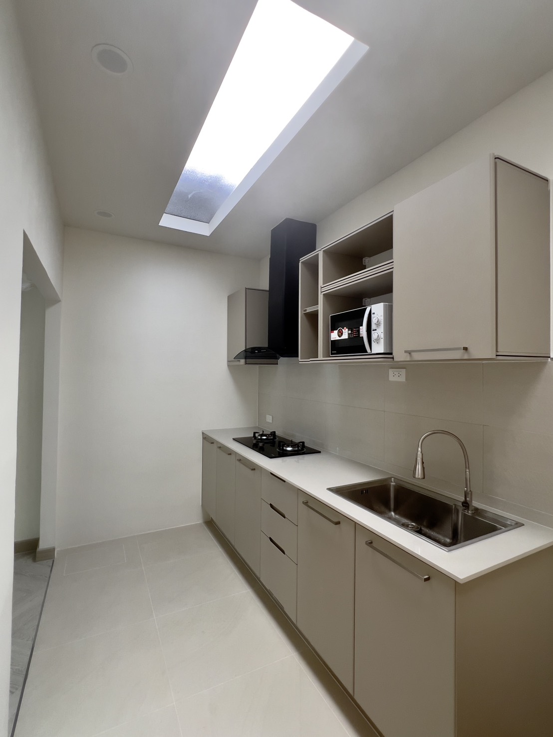 ขายทาวน์เฮาส์ 2 ชั้น รีโนเวทใหม่  ทำเลดี ใกล้เซ็นทรัลบางนา พร้อมอยู่ 