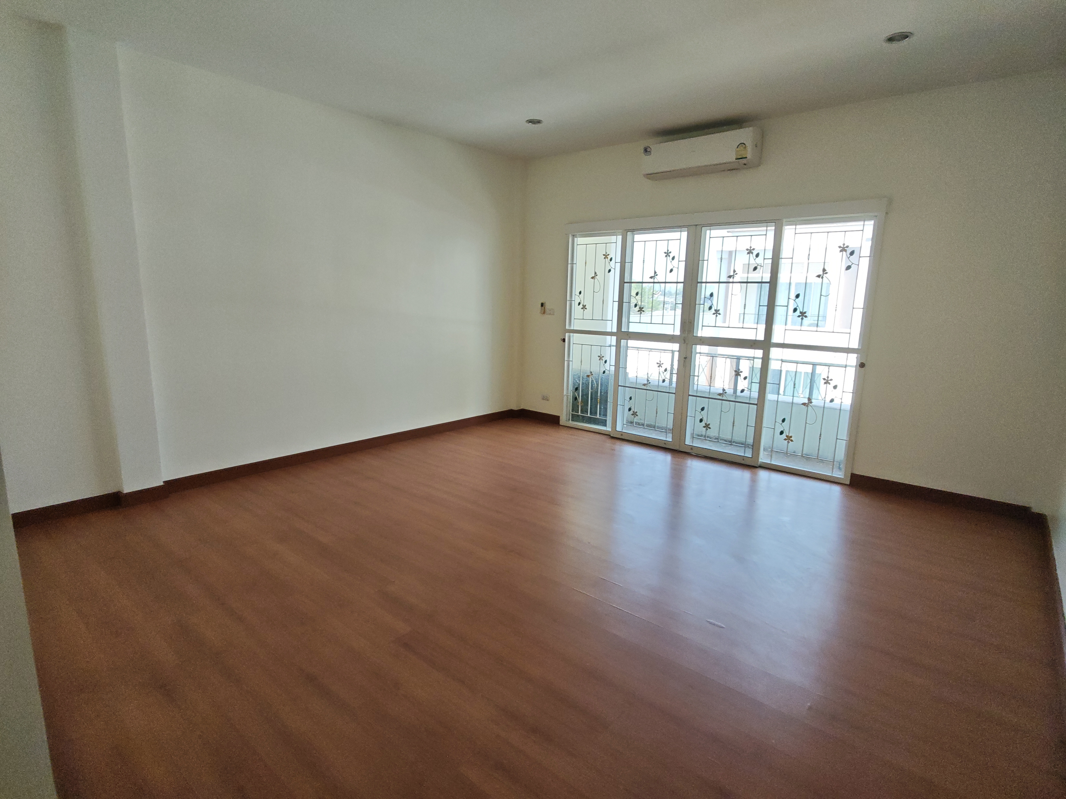 ขายด่วน ทาวน์โฮม 3 ชั้น  โครงการวิชั่นสมาร์ทซิตี้  ทำเลทองนครอินทร์–พระราม 5 จ.นนทบุรี 