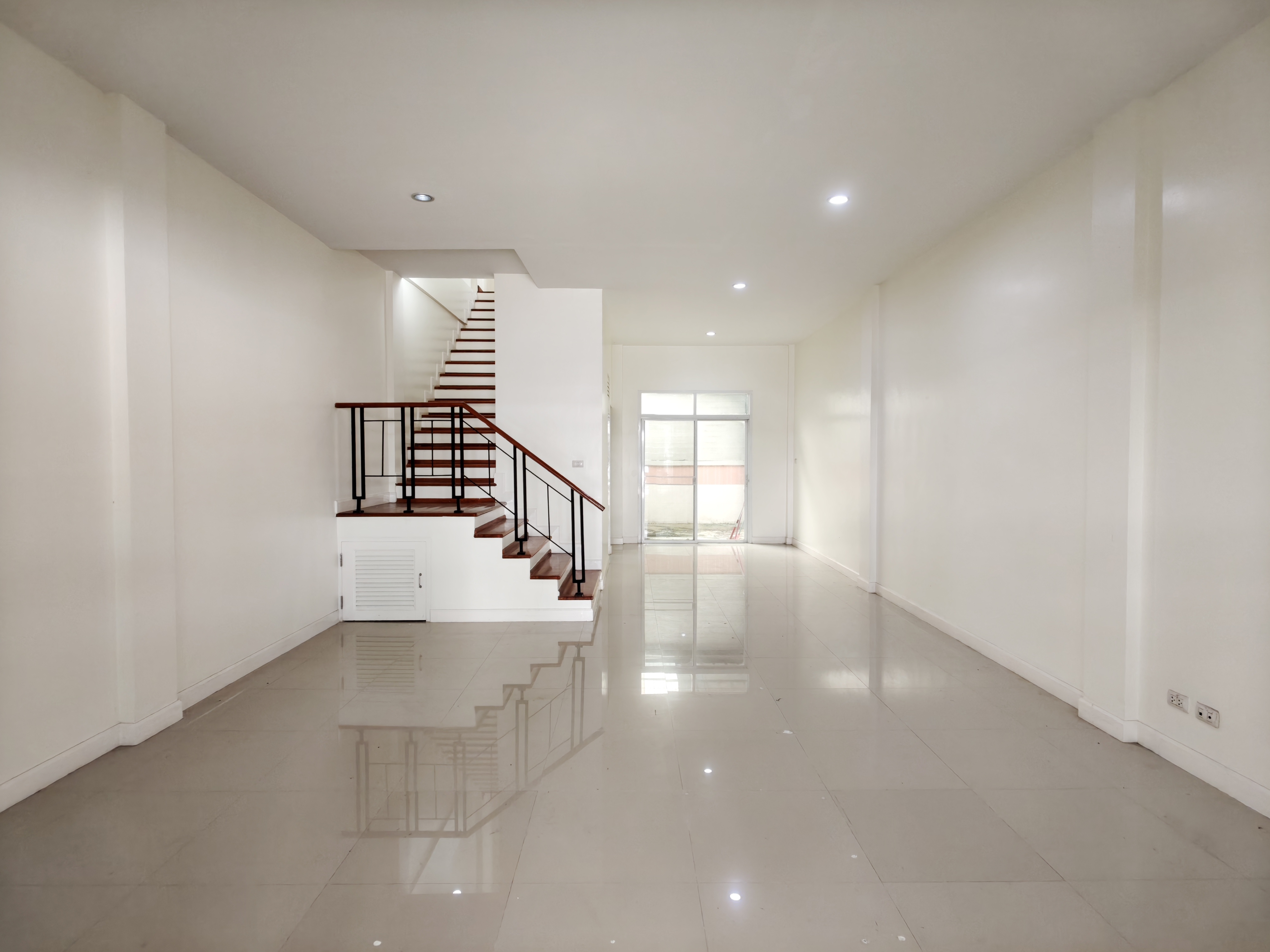 ขายด่วน ทาวน์โฮม 3 ชั้น  โครงการวิชั่นสมาร์ทซิตี้  ทำเลทองนครอินทร์–พระราม 5 จ.นนทบุรี 