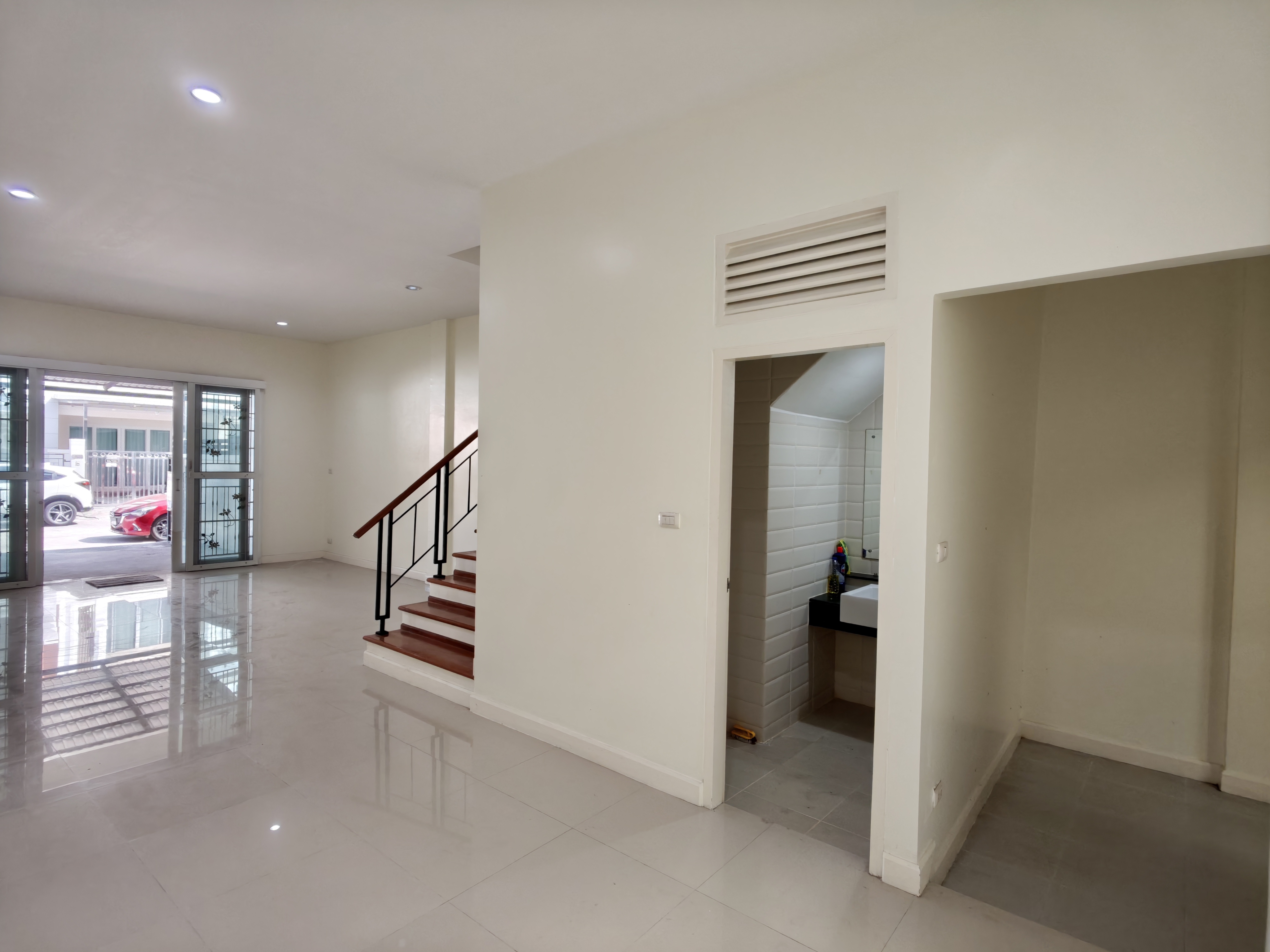 ขายด่วน ทาวน์โฮม 3 ชั้น  โครงการวิชั่นสมาร์ทซิตี้  ทำเลทองนครอินทร์–พระราม 5 จ.นนทบุรี 