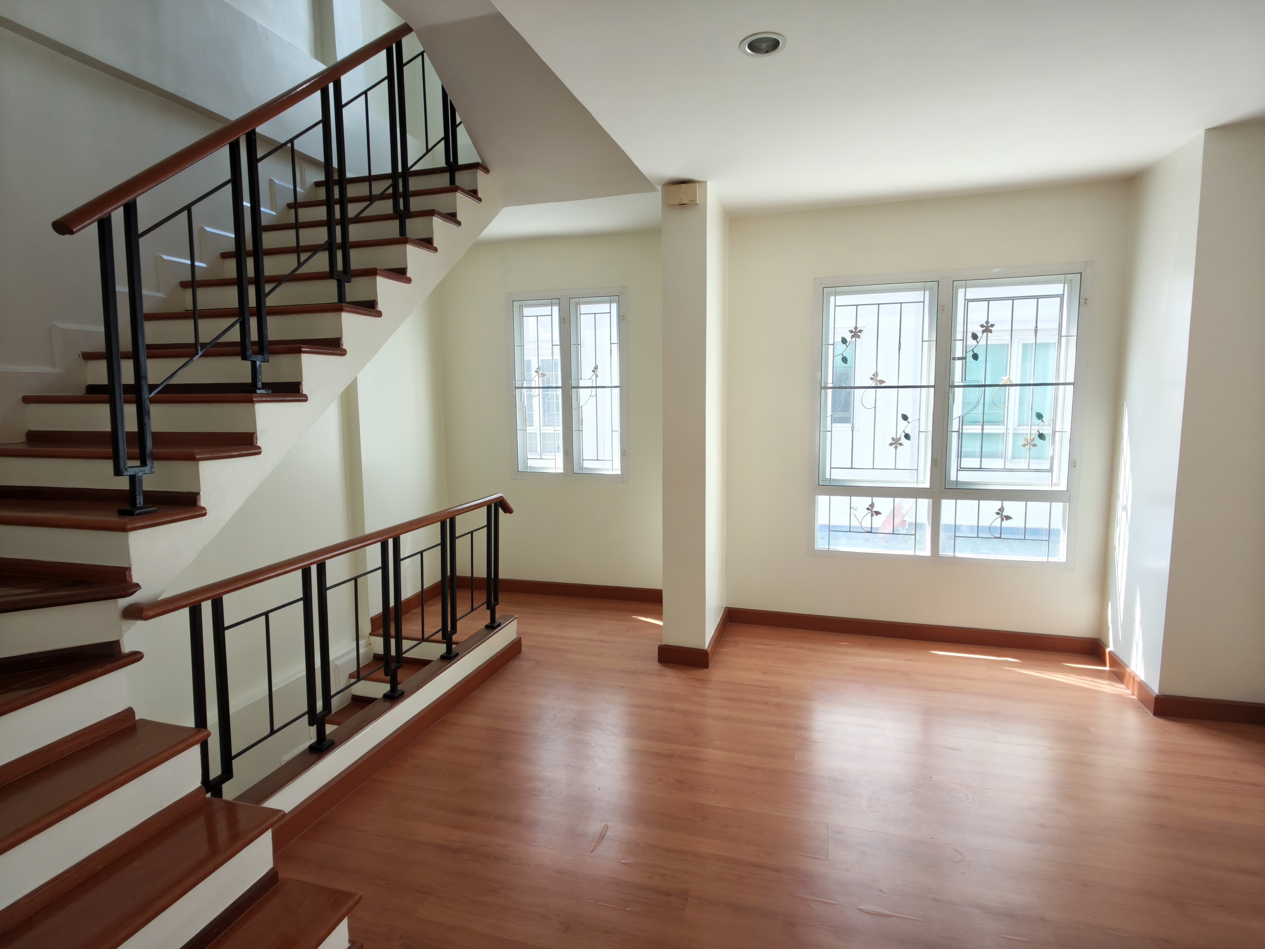 ขายด่วน ทาวน์โฮม 3 ชั้น  โครงการวิชั่นสมาร์ทซิตี้  ทำเลทองนครอินทร์–พระราม 5 จ.นนทบุรี 