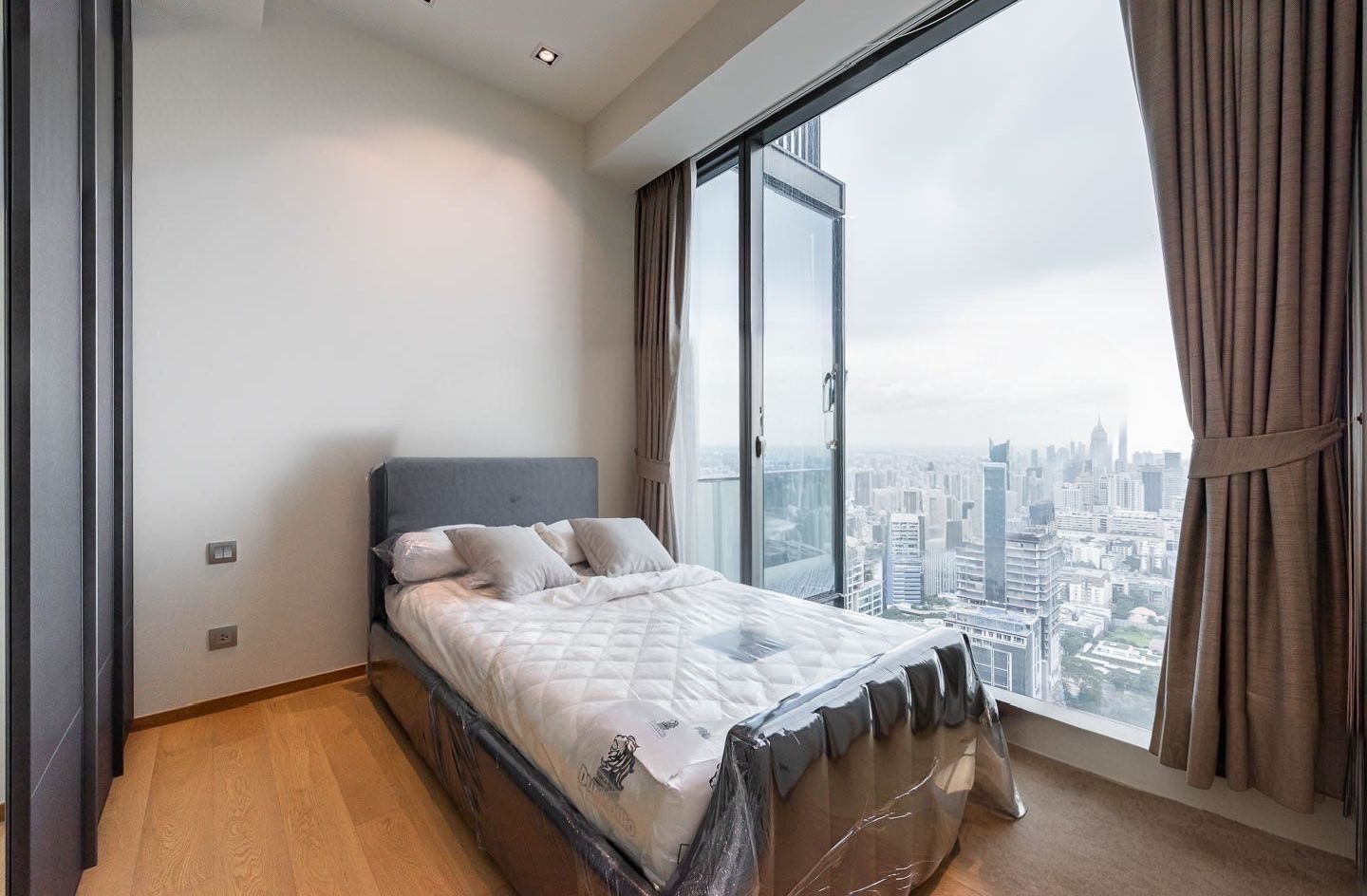 ขายคอนโดหรู 28 Chidlom ใจกลางชิดลม พร้อมอยู่ ห้องใหม่ไม่เคยเข้าอยู่