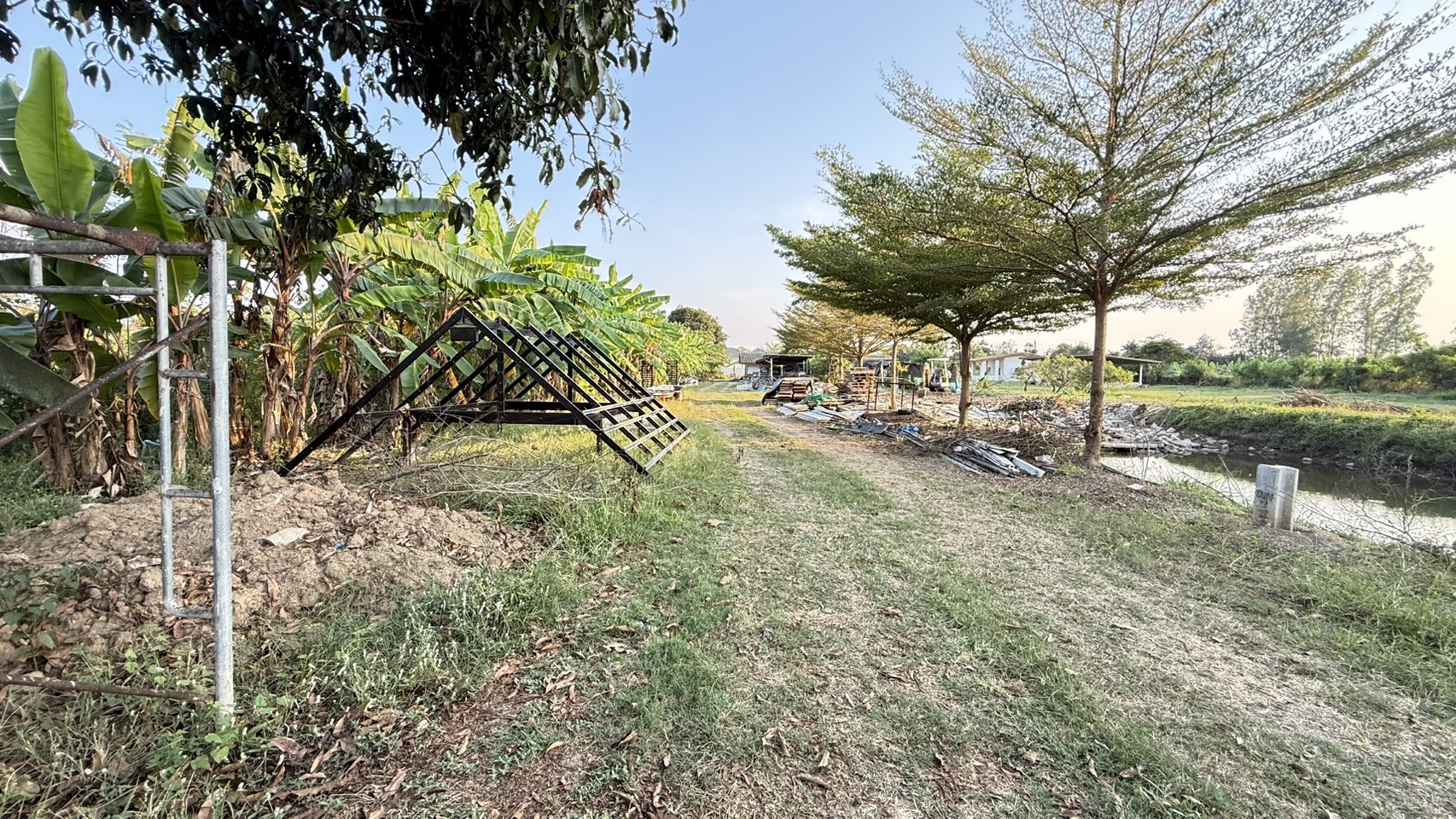 ขายด่วน! ที่ดินอยู่ในโครงการจัดสรร พร้อมบ้านเดี่ยวและโกดังเก็บของขนาดใหญ่ กำแพงแสน จังหวัดนครปฐม
