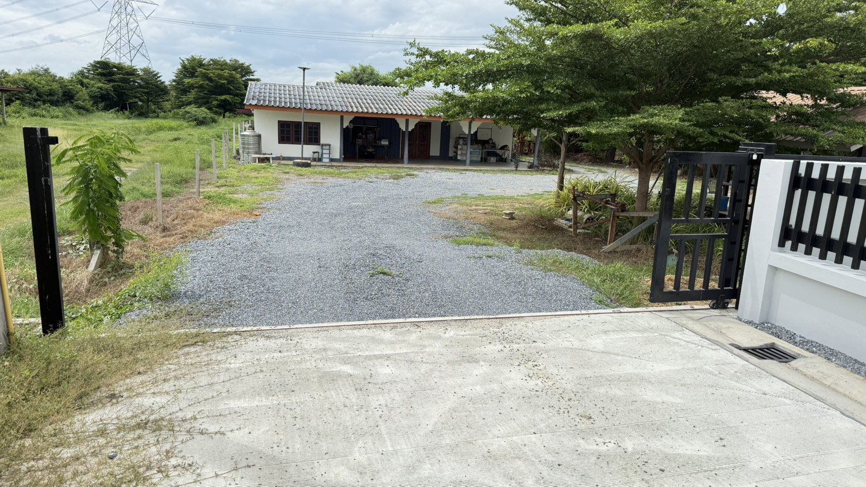 ขายด่วน! ที่ดินอยู่ในโครงการจัดสรร พร้อมบ้านเดี่ยวและโกดังเก็บของขนาดใหญ่ กำแพงแสน จังหวัดนครปฐม