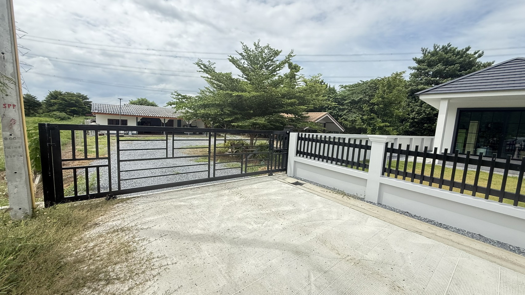 ขายด่วน! ที่ดินอยู่ในโครงการจัดสรร พร้อมบ้านเดี่ยวและโกดังเก็บของขนาดใหญ่ กำแพงแสน จังหวัดนครปฐม