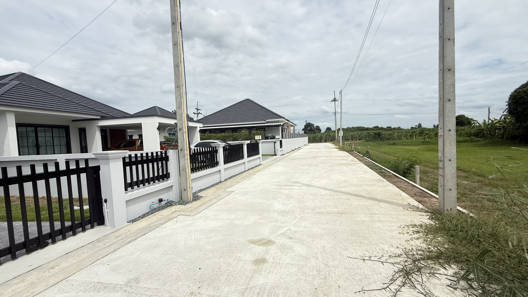 ขายด่วน! ที่ดินอยู่ในโครงการจัดสรร พร้อมบ้านเดี่ยวและโกดังเก็บของขนาดใหญ่ กำแพงแสน จังหวัดนครปฐม