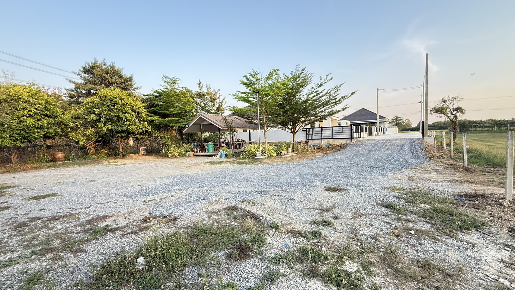 ขายด่วน! ที่ดินอยู่ในโครงการจัดสรร พร้อมบ้านเดี่ยวและโกดังเก็บของขนาดใหญ่ กำแพงแสน จังหวัดนครปฐม