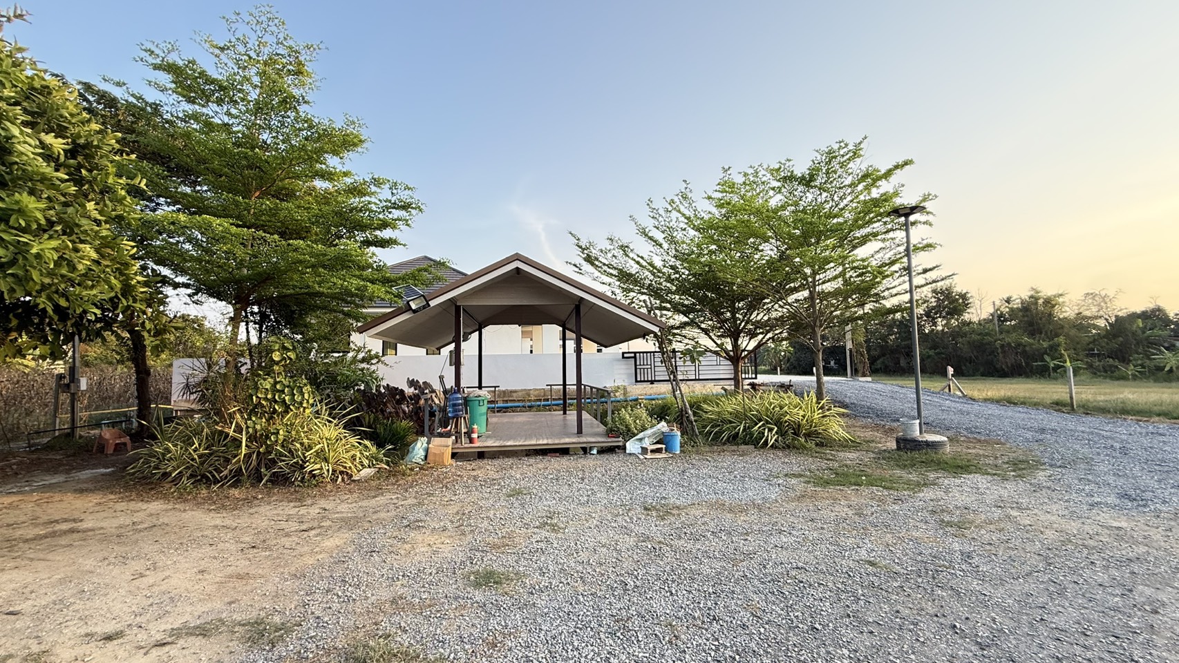 ขายด่วน! ที่ดินอยู่ในโครงการจัดสรร พร้อมบ้านเดี่ยวและโกดังเก็บของขนาดใหญ่ กำแพงแสน จังหวัดนครปฐม