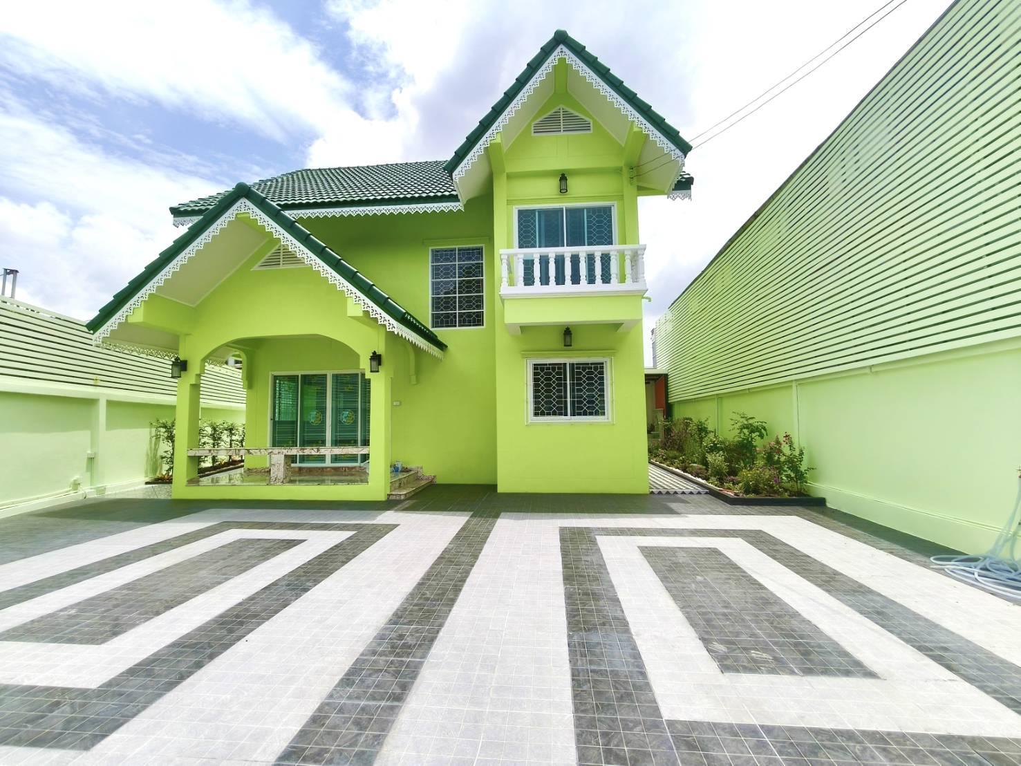 บ้านเดี่ยวสวยหรู พร้อมอยู่ ใกล้เดอะมอลล์บางกะปิ และสถานีรถไฟฟ้าลาดพร้าว 101 ลัดออกเลียบด่วนและเกษตรนวมินทร์ได้ (เจ้าของขายเอง)