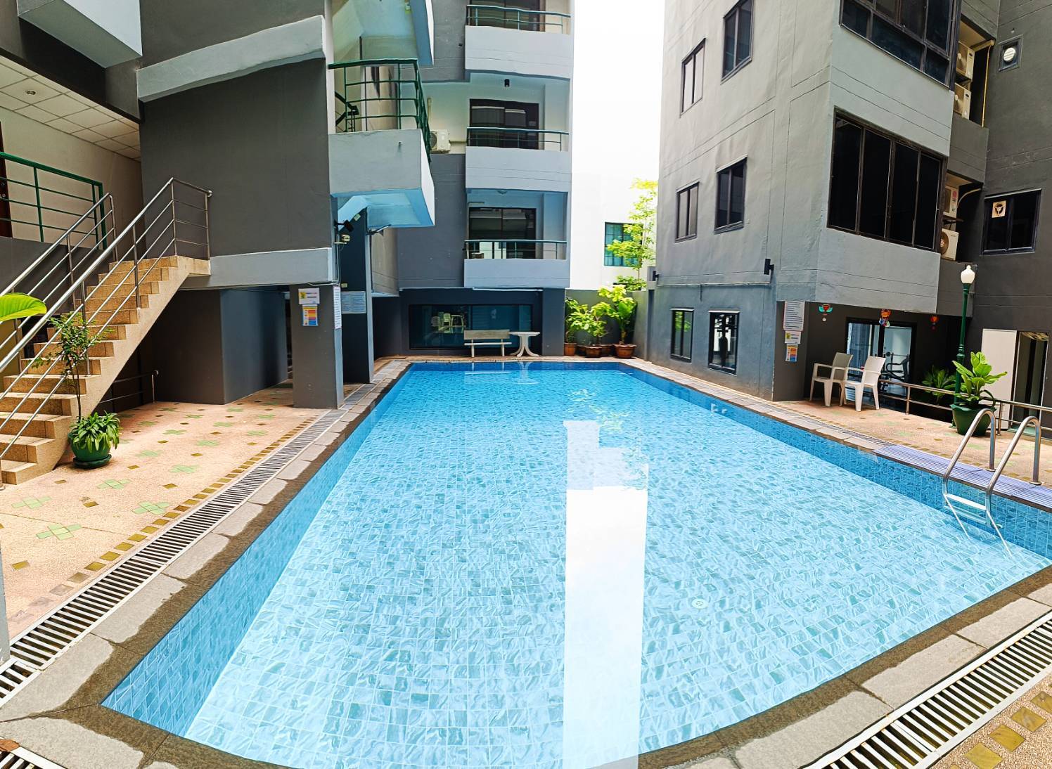 ขาย/เช่าห้องชุดสำนักงาน หรือห้องพัก The green place ซ.บางนาตราด 32 เข้าซอย 100 ม. คอนโดอยู่ตรงข้ามเซ็นทรัลบางนา