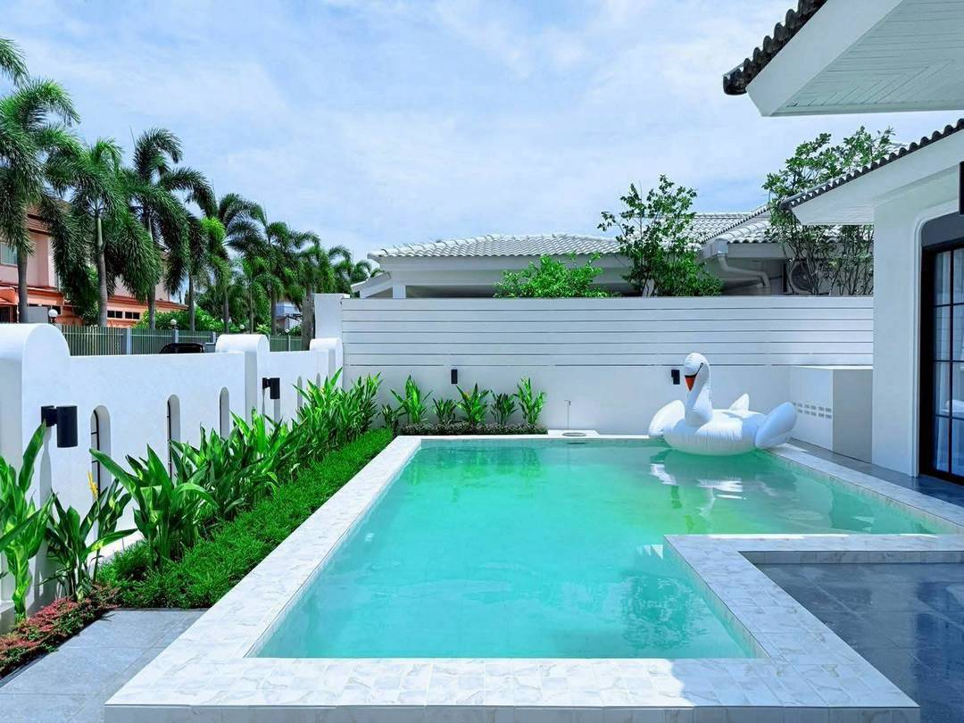 Pool villa for sale in Soi Siam. Fully built-in and furnished. Just bring your suitcase and move in! Design reflecting good taste and a perfect lifestyle.
