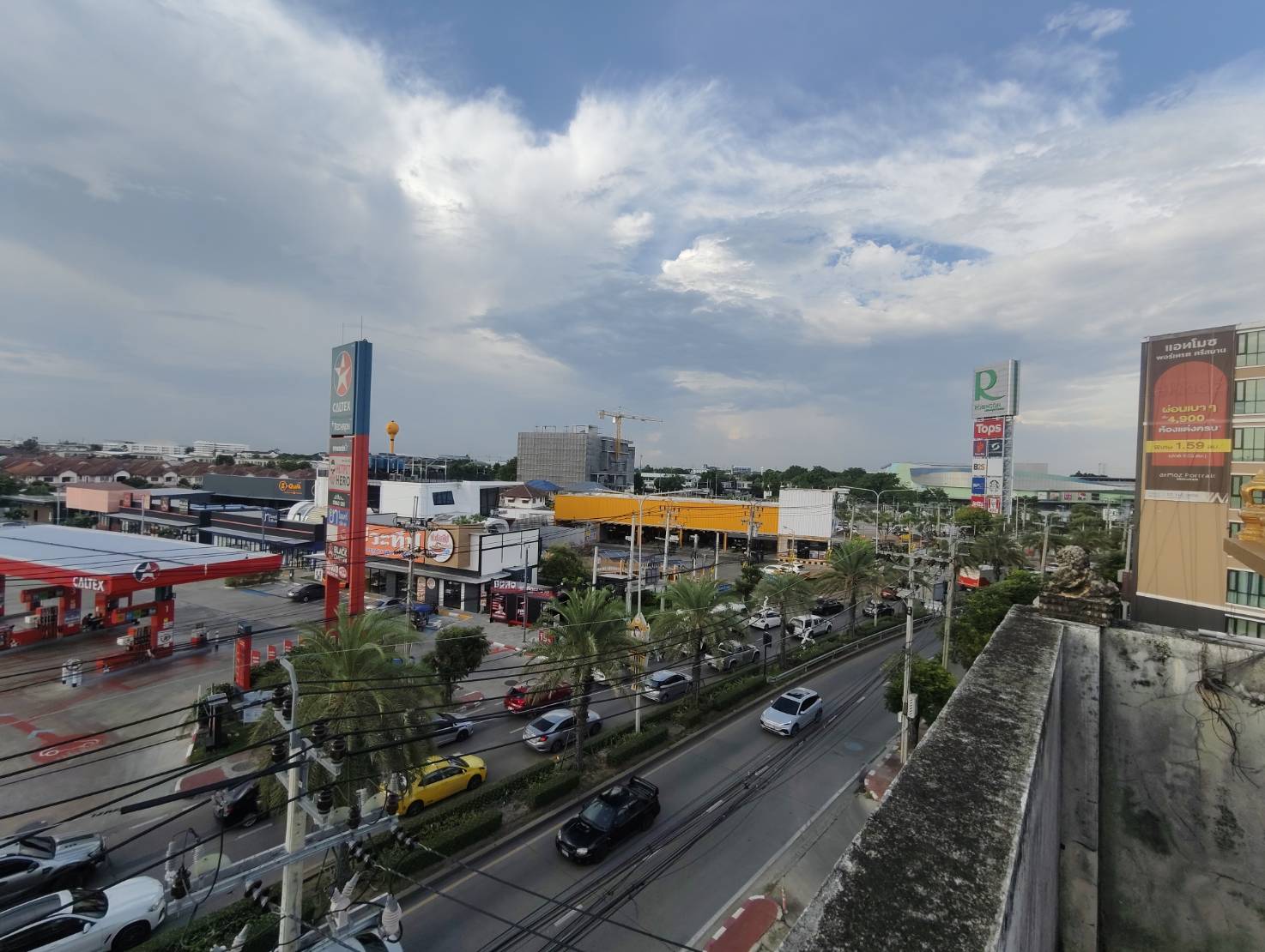 อาคารติดริมถนนย่าศรีสมานตึกริมสุด
