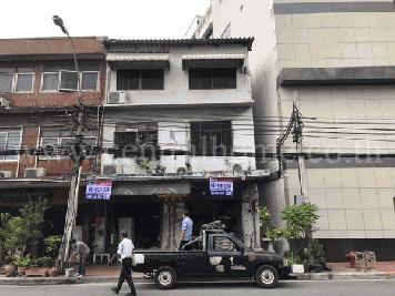 อาคารพาณิชย์ 2 คูหา ใกล้ โบ๊เบ๊ ถนน กรุงเกษม